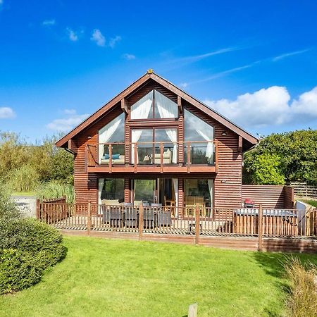Skylark Sleeps 8 Private Hot Tub & Dogs Welcome Nr Padstow, Resort Pool Bar & Watersports St Columb Major Exterior photo
