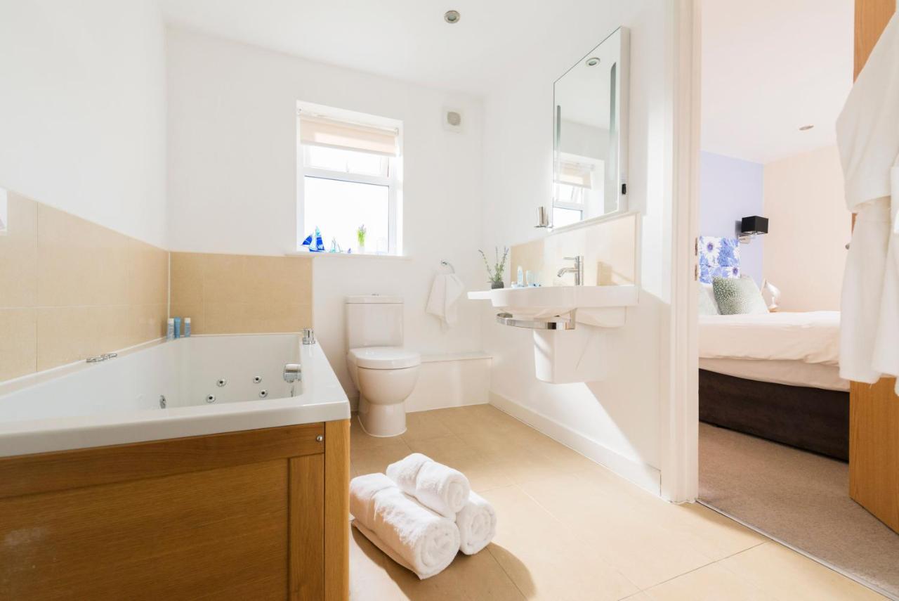 Skylark Sleeps 8 Private Hot Tub & Dogs Welcome Nr Padstow, Resort Pool Bar & Watersports St Columb Major Exterior photo